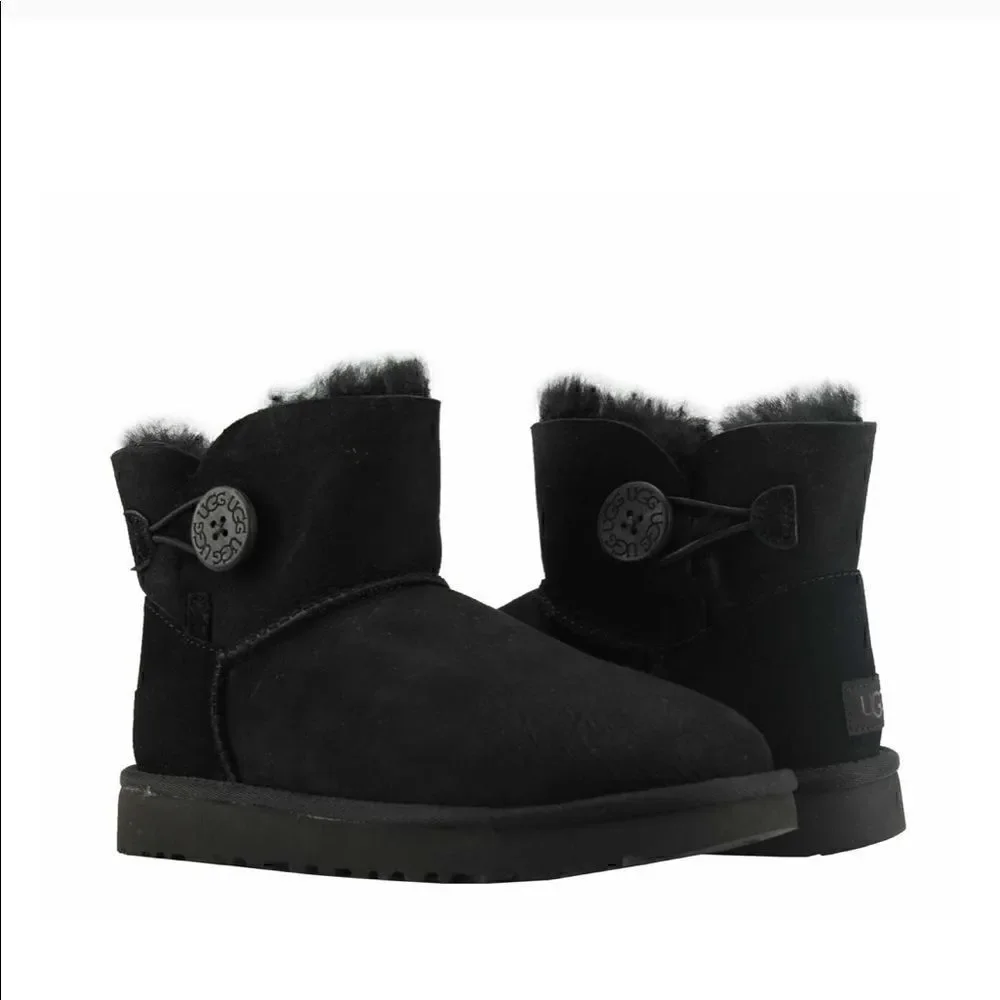 UGG Kids Bailey Button II (Toddler/Little Kid) Size 2. Excellent